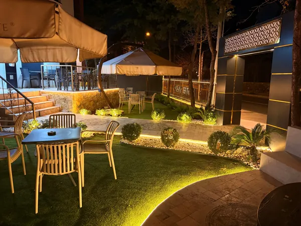 Diamond Elite Bornova otel bahçesi, akşam